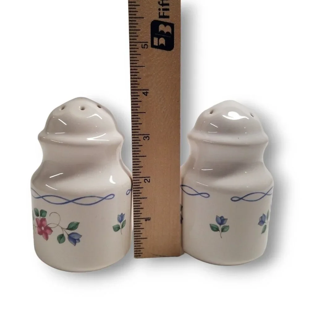 Pfaltzgraff Bonnie Brae Stoneware Salt Pepper Shakers Blue Pink Flowers USA S&P